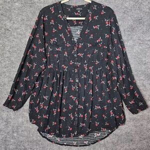 Torrid Tunic Womens 1X Black Red Roses Floral Emma Crinkle Knit Hi Lo Button Up